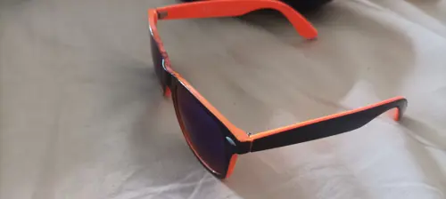 occhiali da sole arancioni e neri