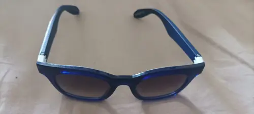 occhiali da sole blu scuro